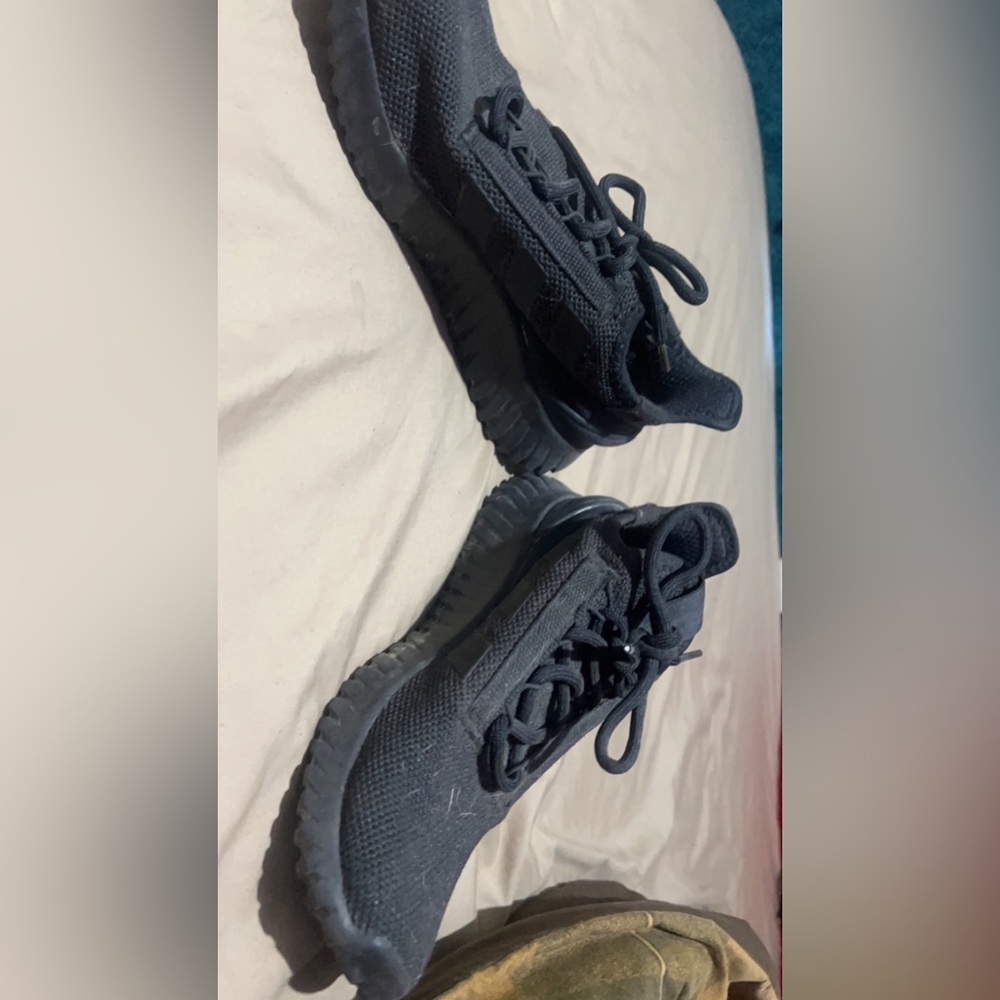 black adidas tennis shoes size 9